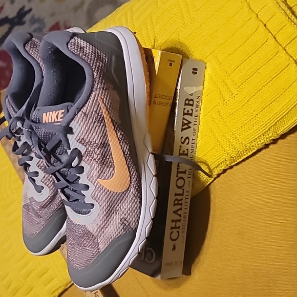 Nike Sneaker - Picture 1 of 4